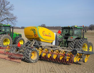 Sådd med Cameleon 8m. John Deere 6150R och John Deere 7230R med GPS