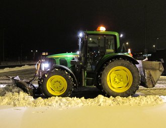 Snöröjning och Sandning. John Deere 6420 med vikplog